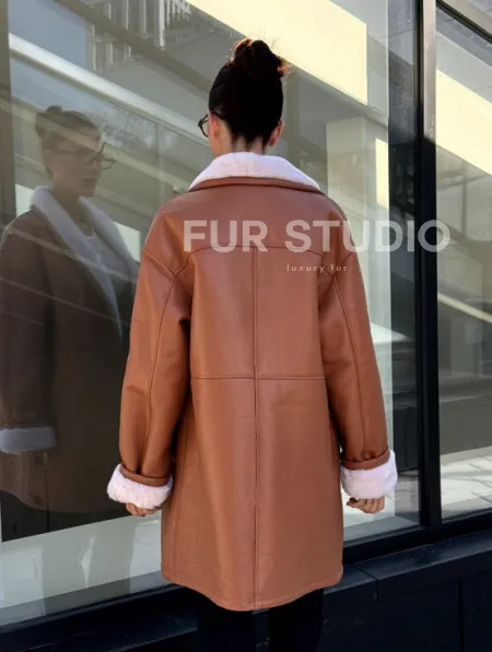 Женская дублёнка на запах с поясом - цвет кэмел - фото 7