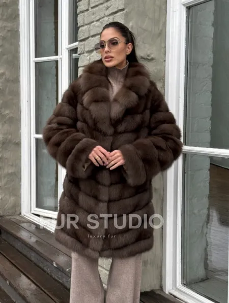 Шуба из меха куницы средней длины цвет темный соболь - фото 6