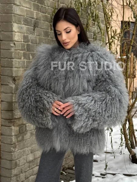 Шуба из меха ламы серого цвета - фото 7