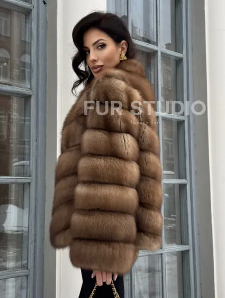 Шуба из меха куницы с V-образным воротником - фото 5