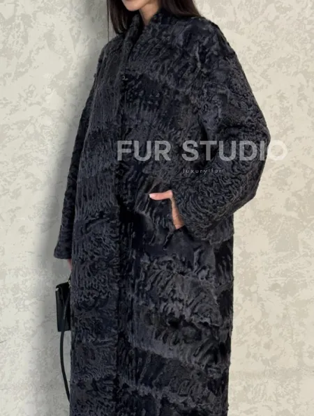 Длинная шуба из каракуля в цвете графит - фото 1