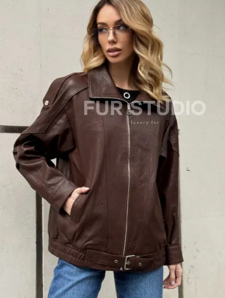 Коричневая кожаная курточка - бомбер на молнии - фото 4