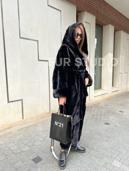 Шуба из норки Velvet с капюшоном в черном цвете - фото 0