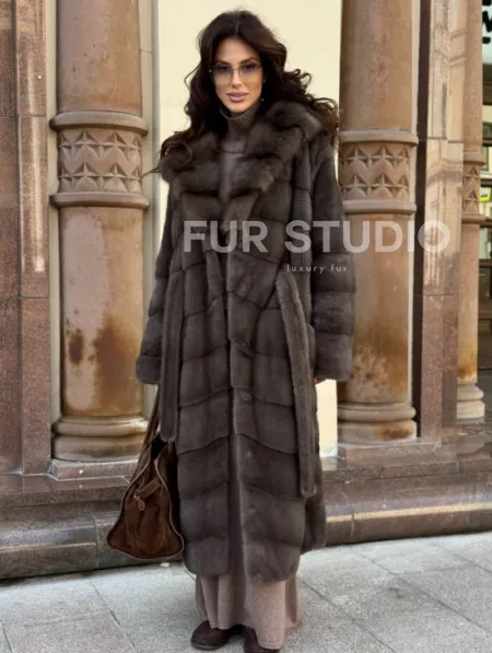 Шуба норковая в цвете мокко с капюшоном куница - фото 4