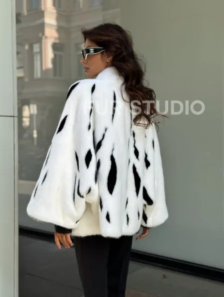 Белый норковый полушубок с рисунком - фото 5