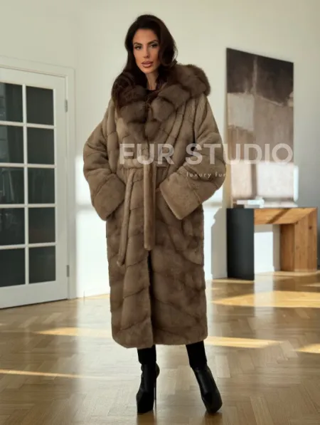 Бежевая норковая шуба с капюшоном куница - фото 0