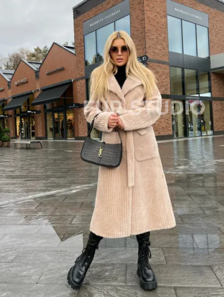 Шуба из натуральной шерсти в бежевом оттенке - фото 1