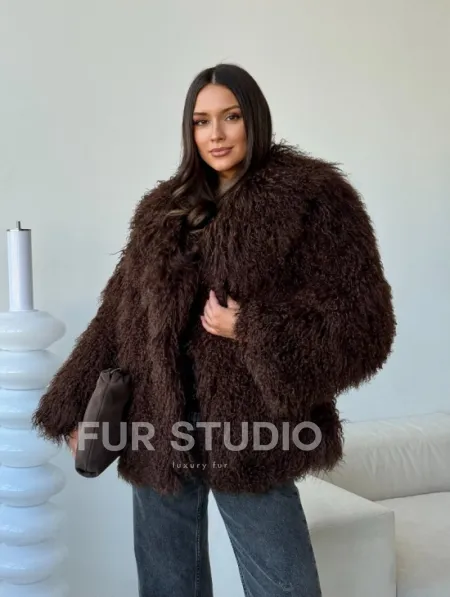 Коричневая шуба из ламы - фото 11