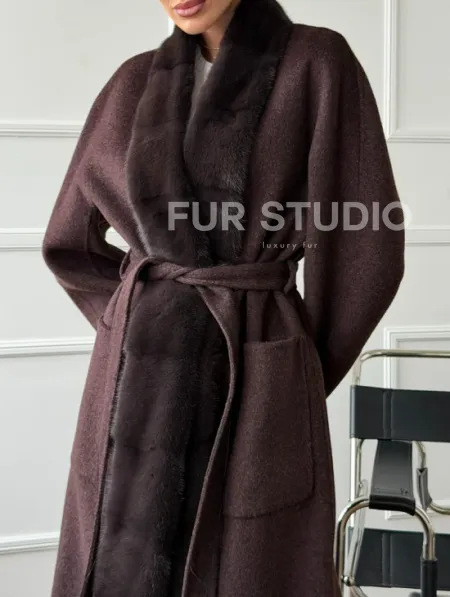 Длинное демисезонное пальто с мехом норки - фото 1