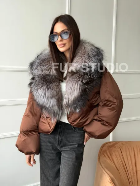 Короткий пуховик с мехом чернобурки - фото 9