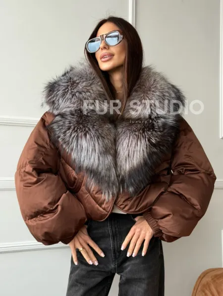 Короткий пуховик с мехом чернобурки - фото 4