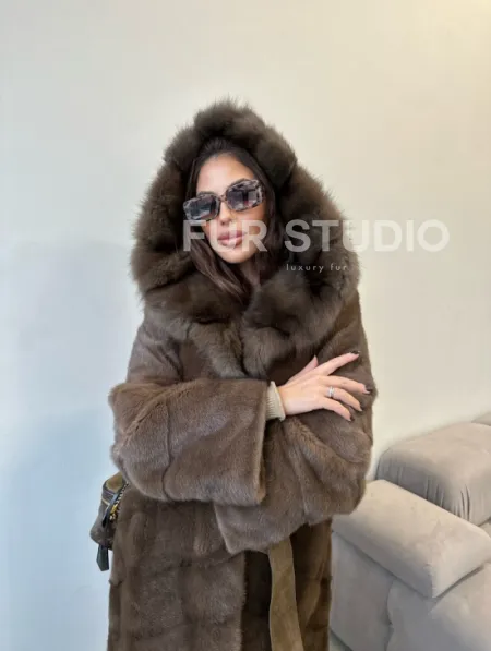Удлиненная норковая шуба с капюшоном куница - цвет соболь - фото 1