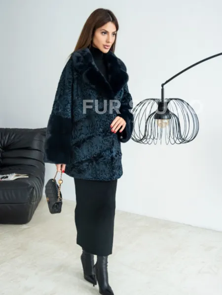 Полушубок из каракульчи свободного кроя с отделкой из меха норки - цвет темно-синий - фото 3