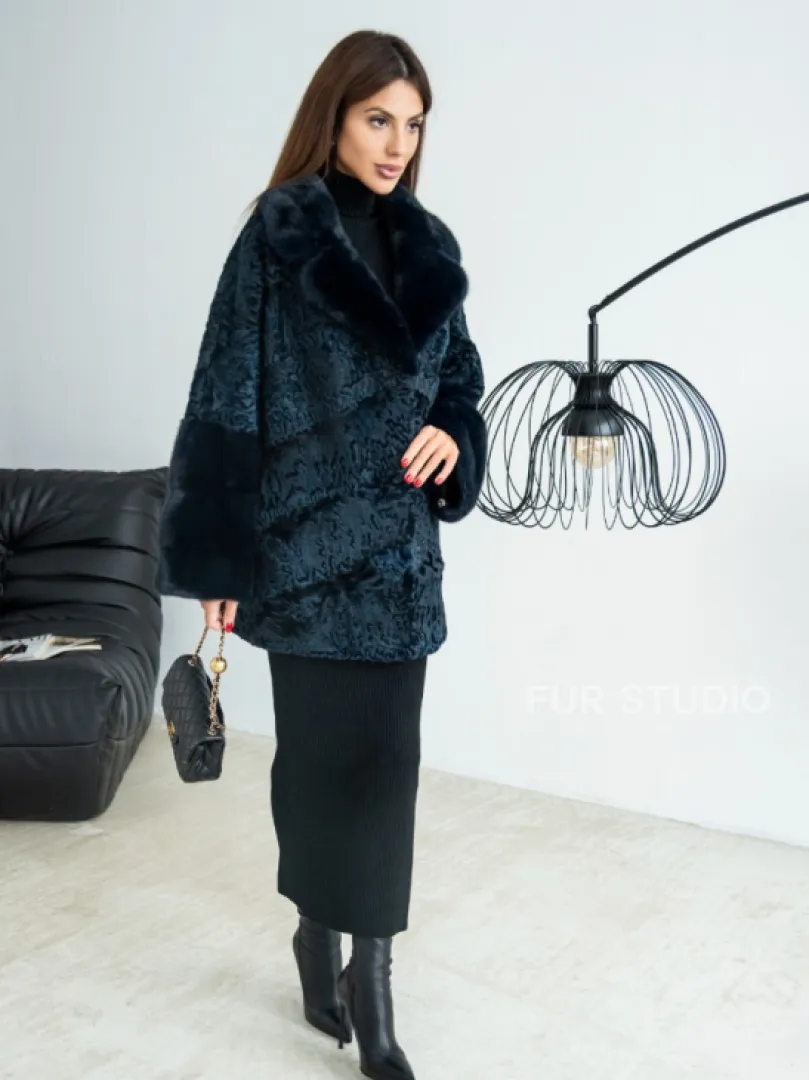 Полушубок из каракульчи свободного кроя с отделкой из меха норки - цвет темно-синий - фото 3