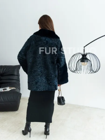 Полушубок из каракульчи свободного кроя с отделкой из меха норки - цвет темно-синий - фото 4