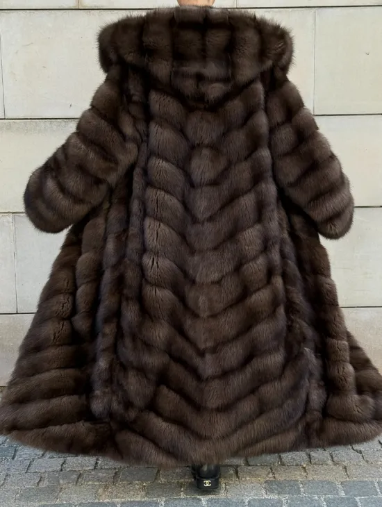 Удлиненная шуба из меха куницы с капюшоном - фото 5