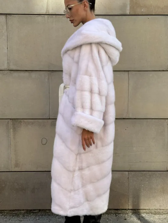 Шуба в диагональной выкладке меха норки White ice с капюшоном - фото 8