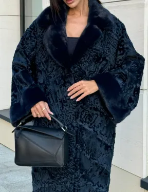 Шуба из каракуля Indigo Blue с отделкой из меха норки, фасон кокон - фото 2