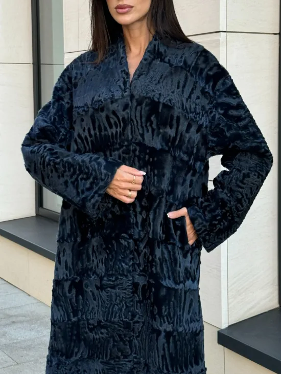 Пальто из меха каракуля с V-образным воротником, цвет Indigo Blue - фото 2