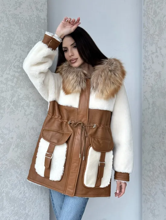 Модная натуральная дубленка из овчины, капюшон с отделкой из меха лисы - фото 11