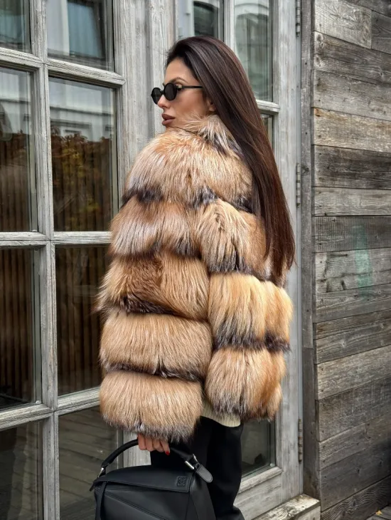 Женская шуба из меха лисы 