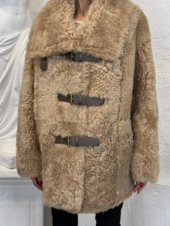 Бежевая женская дубленка из натуральной овчины Тиградо средней длины с отложным воротником - фото 3
