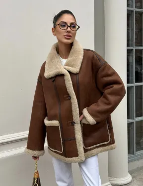 Современная коричневая дубленка из меха кёрли «Casual style» - фото 13