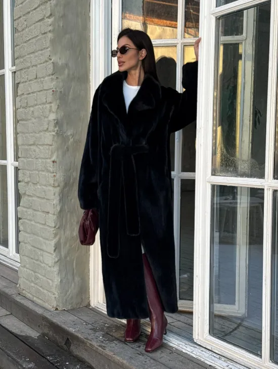 Элегантная модель женской норковой шубы с английским воротником из элитного меха норки - фото 9