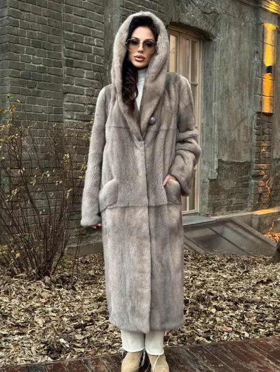 Шуба прямого кроя с капюшоном и меховым поясом в сером цвете - фото 4