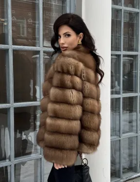 Шуба из меха куницы с V-образным воротником - фото 10