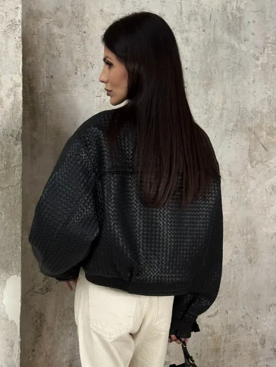 Черный женский бомбер из плетеной натуральной кожи - фото 2