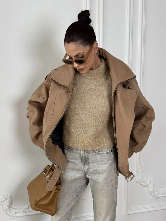 Женский замшевый бомбер из натуральной кожи «Creamy»  с двойным воротником - оверсайз - фото 6