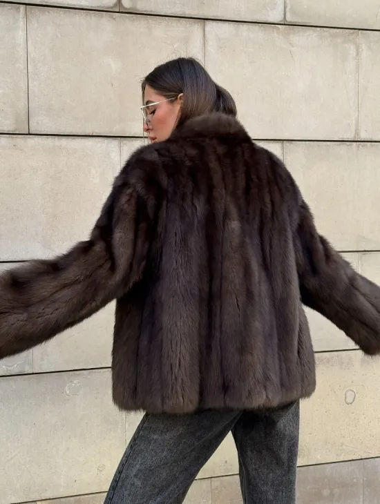 Стильный жакет - полушубок из куницы с V-образным воротником - фото 10