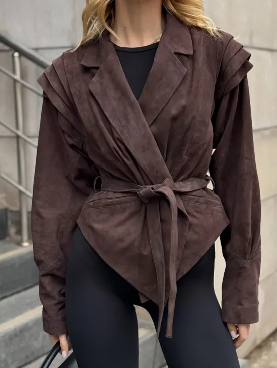 Приталенная куртка из замши c поясом, на плечах вставки в виде крылышек - фото 1