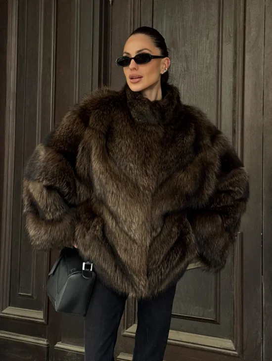 Полушубок из натурального меха енота с воротником стойка - фото 10