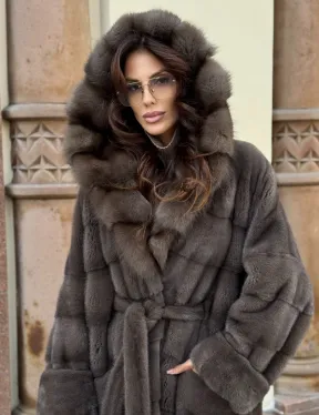 Шуба норковая в цвете мокко с капюшоном куница - фото 2