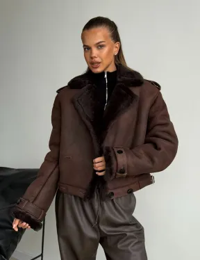 Двубортная короткая дубленка - фото 8