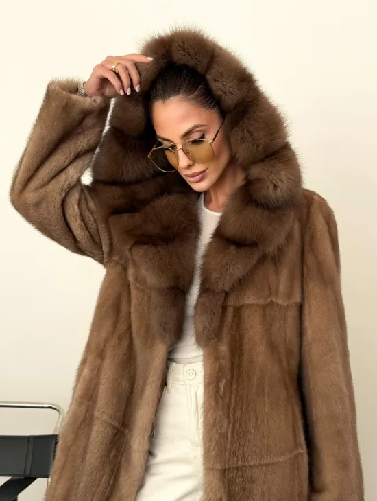 Длинная норковая шуба с капюшоном куница - фото 10