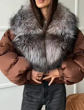 Короткий пуховик с мехом чернобурки - фото 2