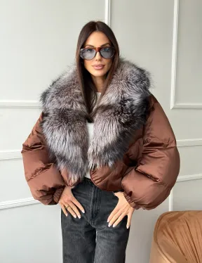 Короткий пуховик с мехом чернобурки - фото 11