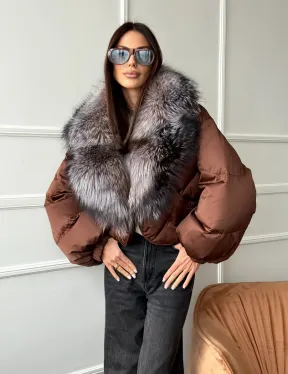 Короткий пуховик с мехом чернобурки - фото 6