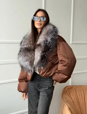 Короткий пуховик с мехом чернобурки - фото 7