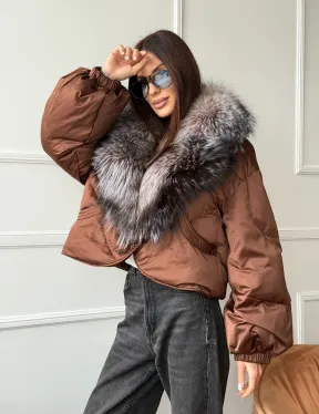 Короткий пуховик с мехом чернобурки - фото 10