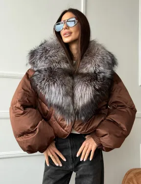 Короткий пуховик с мехом чернобурки - фото 4