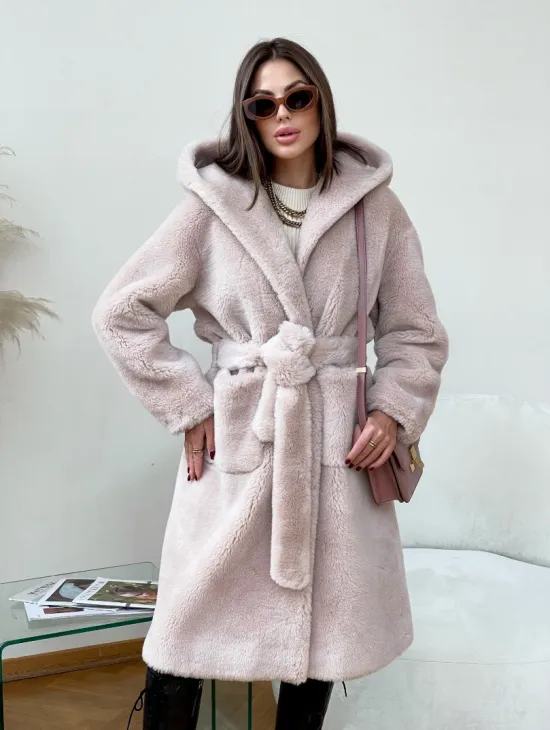 Шуба из натуральной шерсти с капюшоном под пояс - фото 2