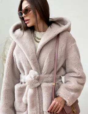 Шуба из натуральной шерсти с капюшоном под пояс - фото 0