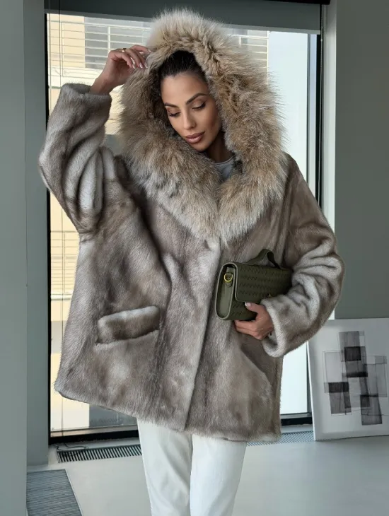 Шуба из аукционной пепельной норки с капюшоном из рыси - фото 8
