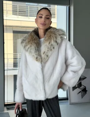 Белое норковое пончо-шуба с капюшоном из рыси - фото 14