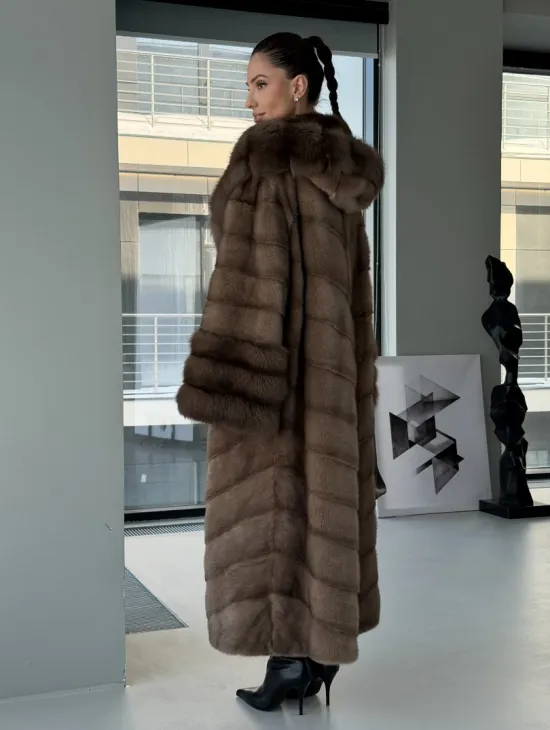 Длинная норковая шуба с отделкой из куницы на рукавах и капюшоне - фото 6