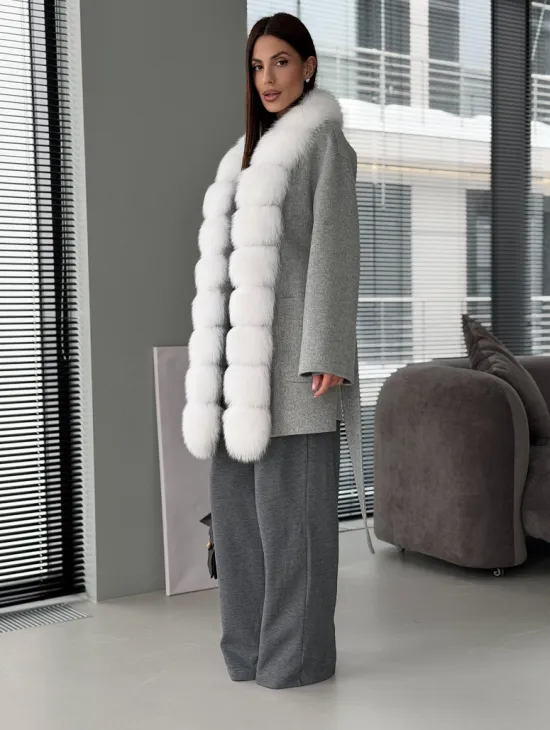 Серое пальто с меховым воротником - фото 8